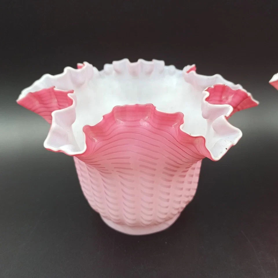 PAIRE DE TULIPES ROSES POUR LAMPE À PÉTROLE Baccarat? St-Louis? Clichy? Globe