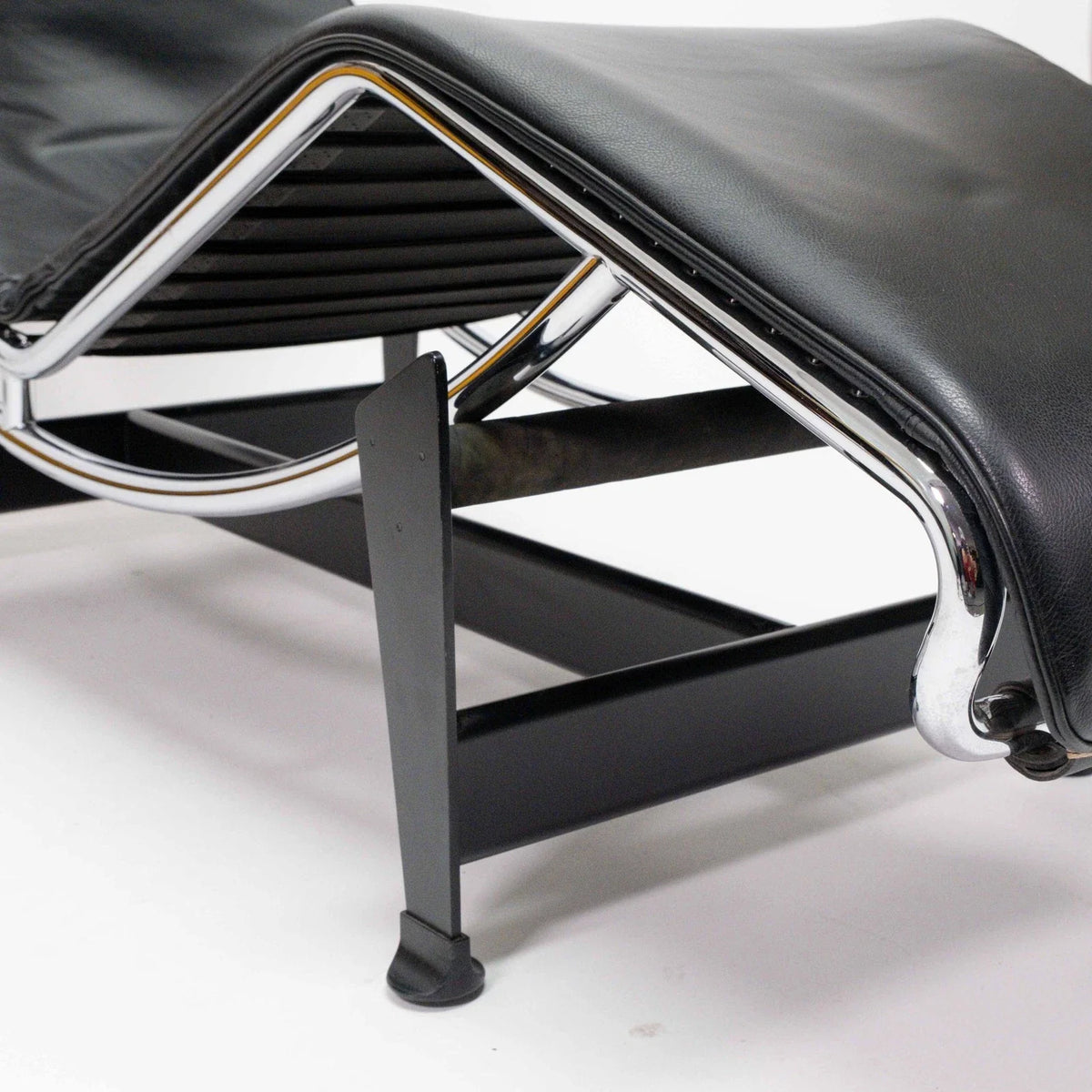 Original Cassina LC4 chaise longue cuir design classique chrome Bauhaus Le Corbusier top