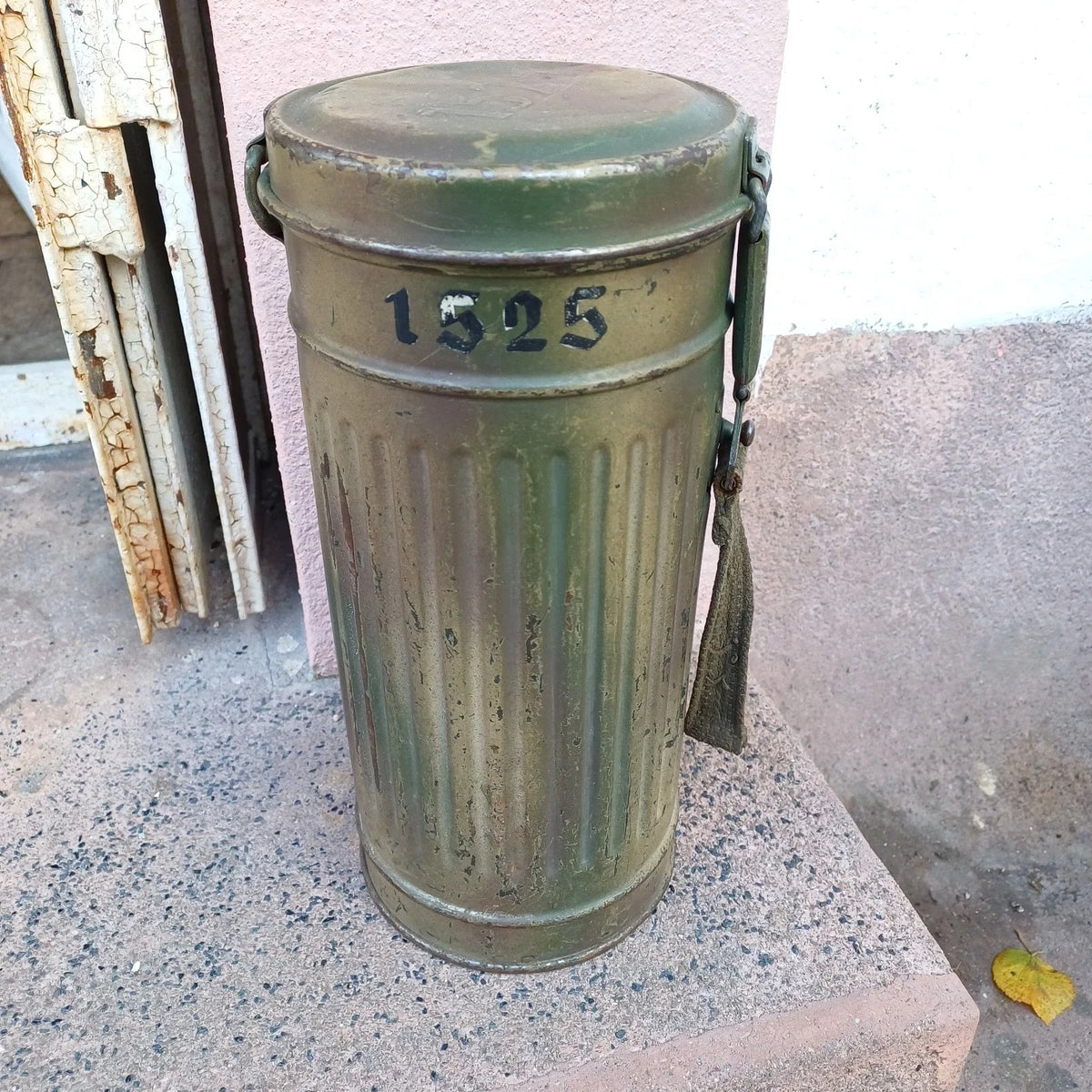 Boite masque gaz Allemand ancien camouflage numéro et attribuée ww2