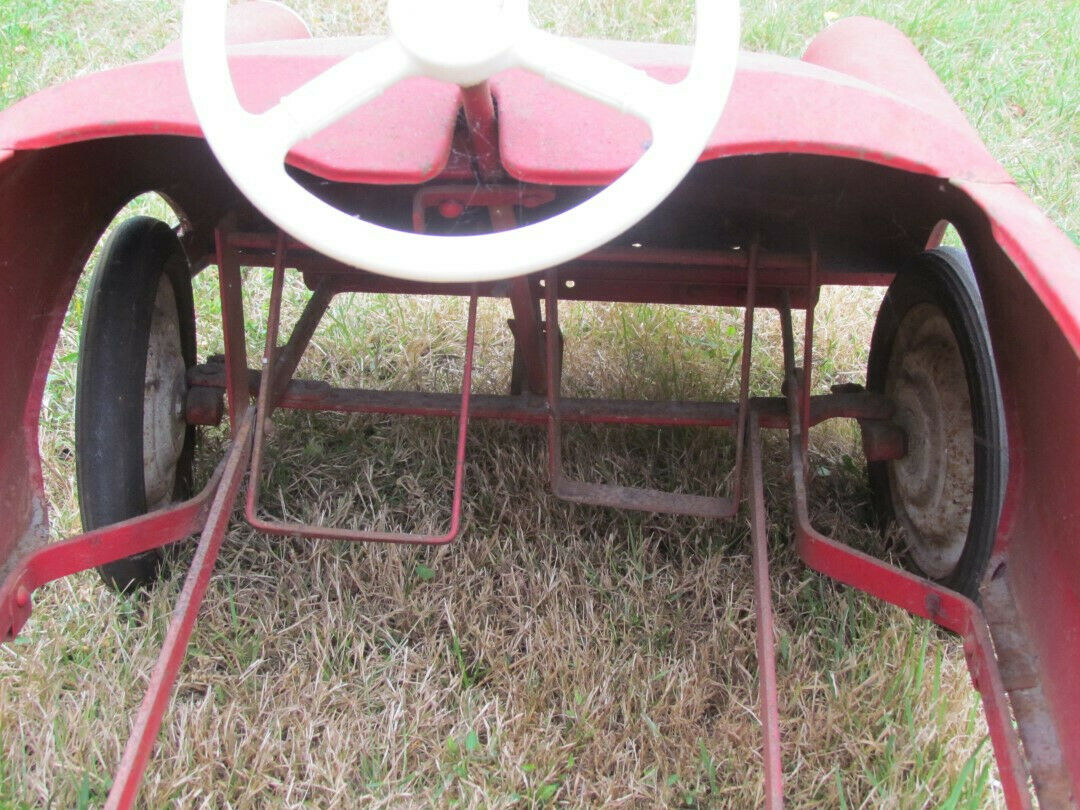 Voiture à pédales ancienne DS 19 de 1962 marque Morellet Guérineau