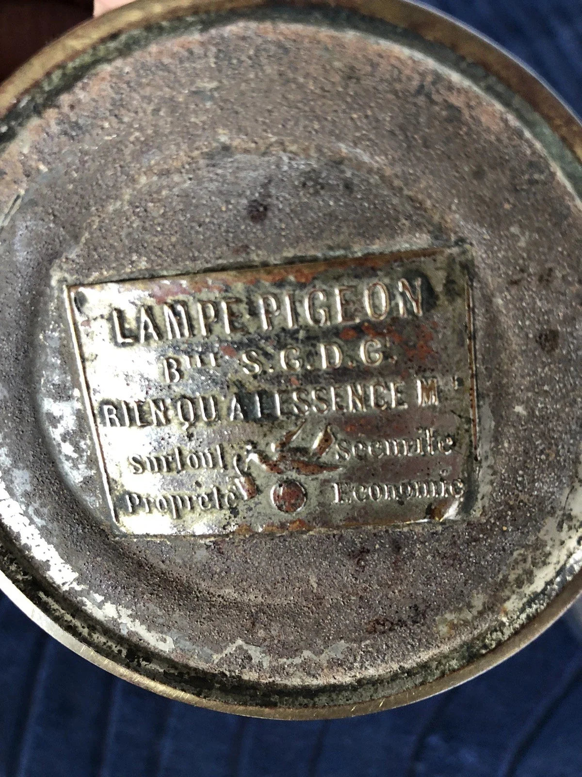 Ancienne lampe Pigeon, décor feuilles de chêne, plaque rapportée