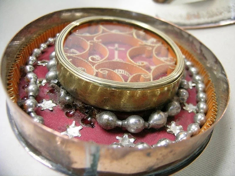 Ostensoir ancien contenant une relique de la Vraie Croix, Jésus et les douze apôtres