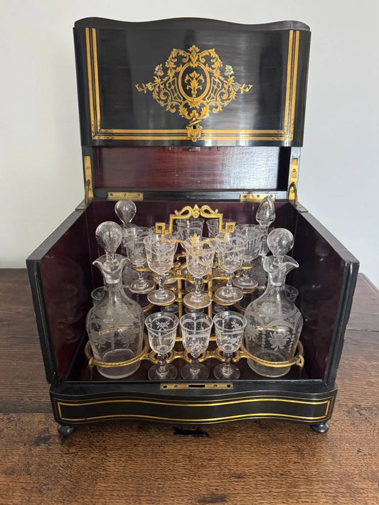Cave à liqueur esprit Boulle, incrustation laiton & nacre, cristal, Napoléon III