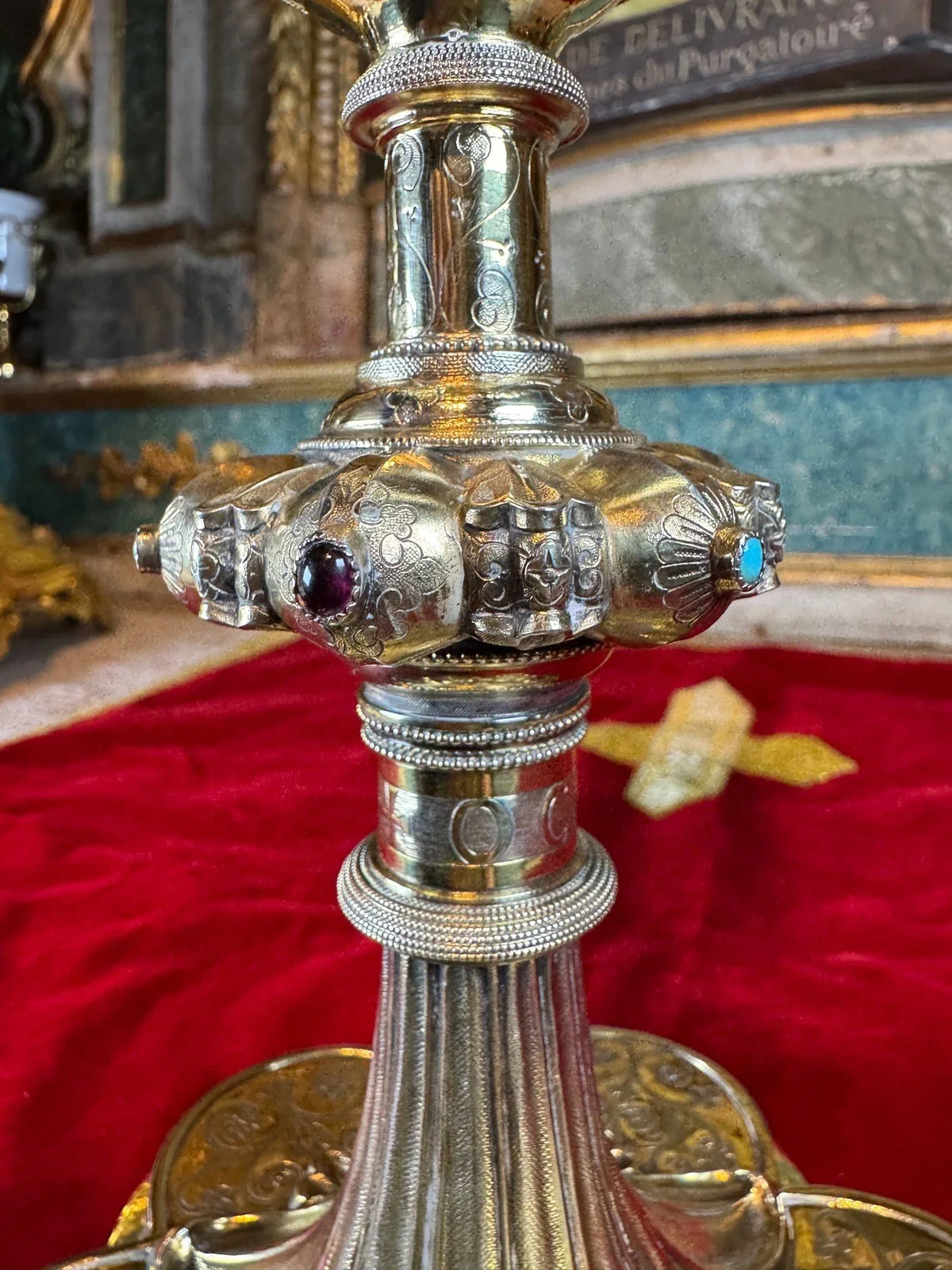 Calice en vermeil ciselé orné de cabochons de pierres de couleur - XIXe
