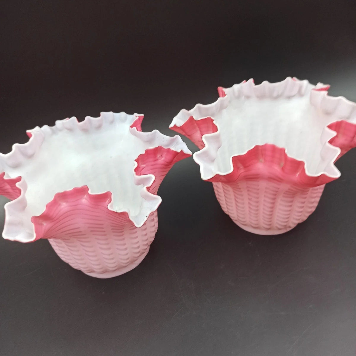 PAIRE DE TULIPES ROSES POUR LAMPE À PÉTROLE Baccarat? St-Louis? Clichy? Globe