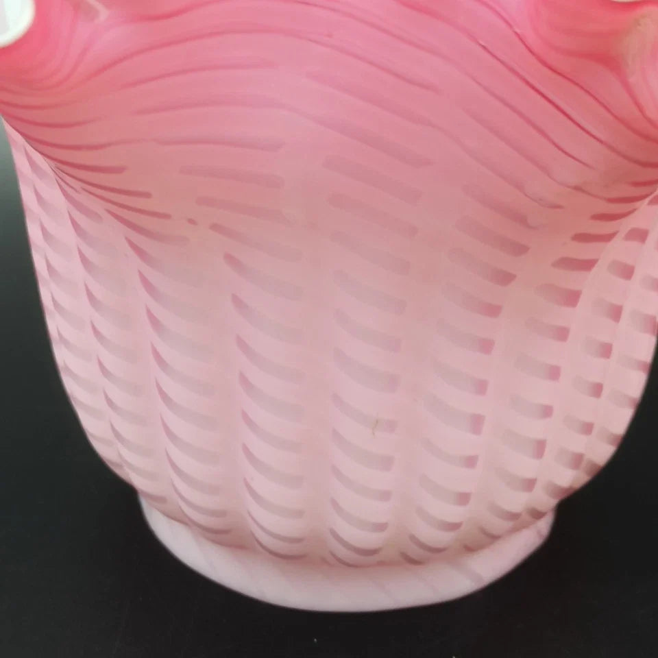 PAIRE DE TULIPES ROSES POUR LAMPE À PÉTROLE Baccarat? St-Louis? Clichy? Globe