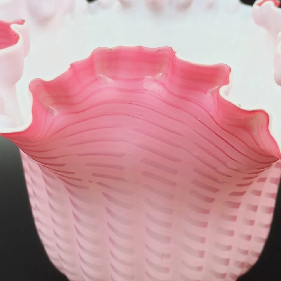 PAIRE DE TULIPES ROSES POUR LAMPE À PÉTROLE Baccarat? St-Louis? Clichy? Globe