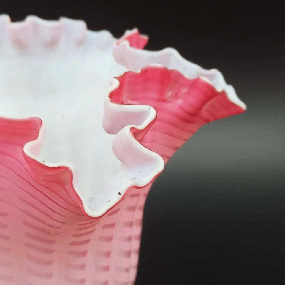PAIRE DE TULIPES ROSES POUR LAMPE À PÉTROLE Baccarat? St-Louis? Clichy? Globe