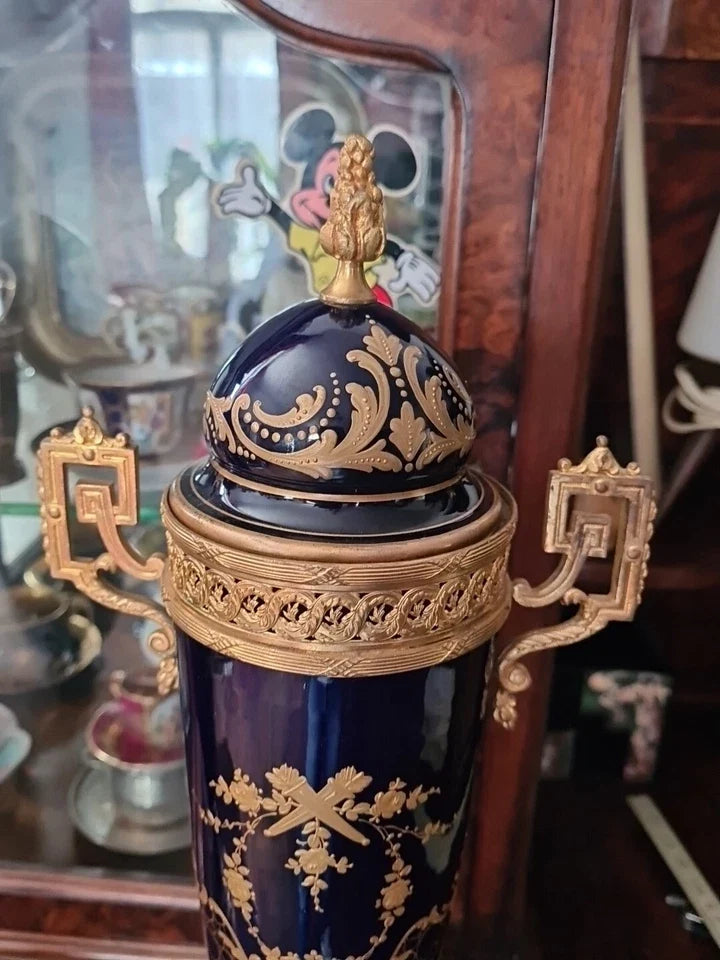 PAIRE DE VASES. PORCELAINE ÉMAILLÉE AVEC RELIEF. SEVRES. XIX ÈME SIÈCLE.