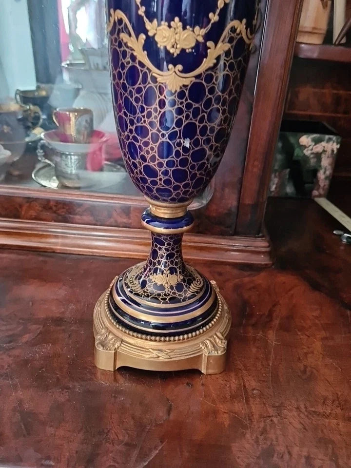 PAIRE DE VASES. PORCELAINE ÉMAILLÉE AVEC RELIEF. SEVRES. XIX ÈME SIÈCLE.