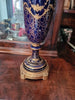 PAIRE DE VASES. PORCELAINE ÉMAILLÉE AVEC RELIEF. SEVRES. XIX ÈME SIÈCLE.