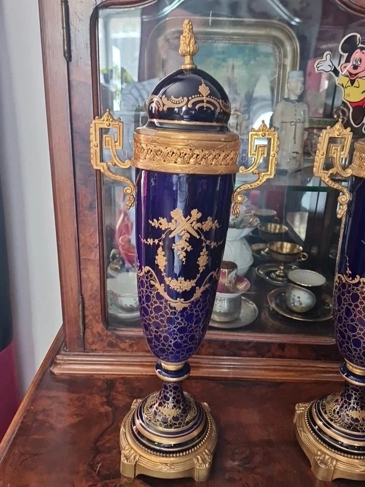 PAIRE DE VASES. PORCELAINE ÉMAILLÉE AVEC RELIEF. SEVRES. XIX ÈME SIÈCLE.