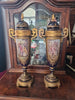 PAIRE DE VASES. PORCELAINE ÉMAILLÉE AVEC RELIEF. SEVRES. XIX ÈME SIÈCLE.
