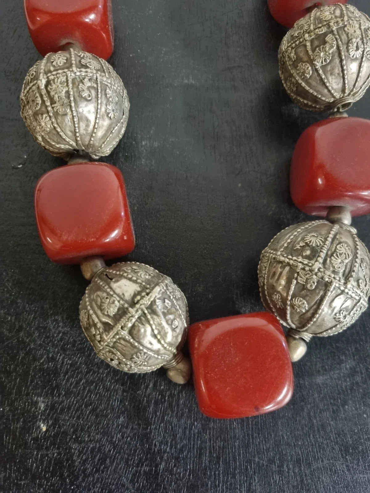 Imposant Collier Ambre Cherry et Métal Bédouin Yemen Ethnique Bakélite Ancien