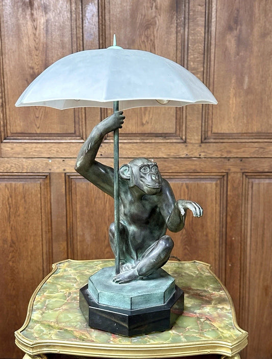 Max Le Verrier, "La pluie", Lampe singe en régule à patine verte Epoque Art Déco