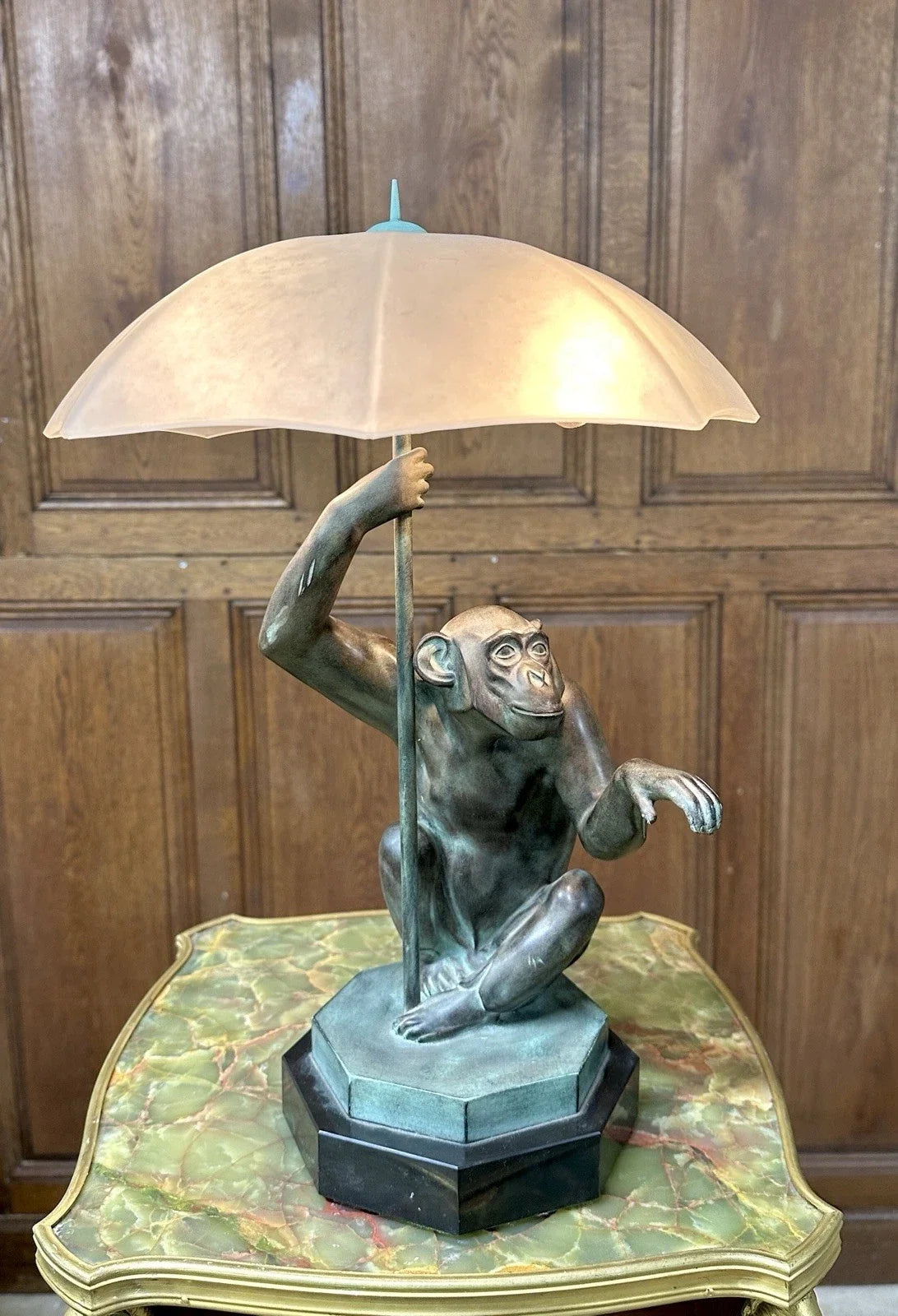 Max Le Verrier, "La pluie", Lampe singe en régule à patine verte Epoque Art Déco