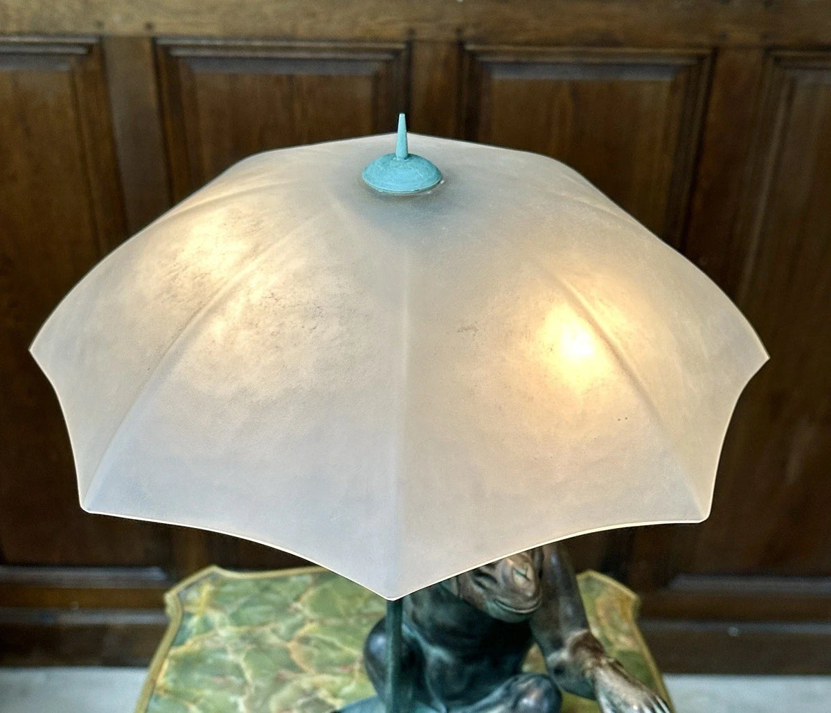 Max Le Verrier, "La pluie", Lampe singe en régule à patine verte Epoque Art Déco