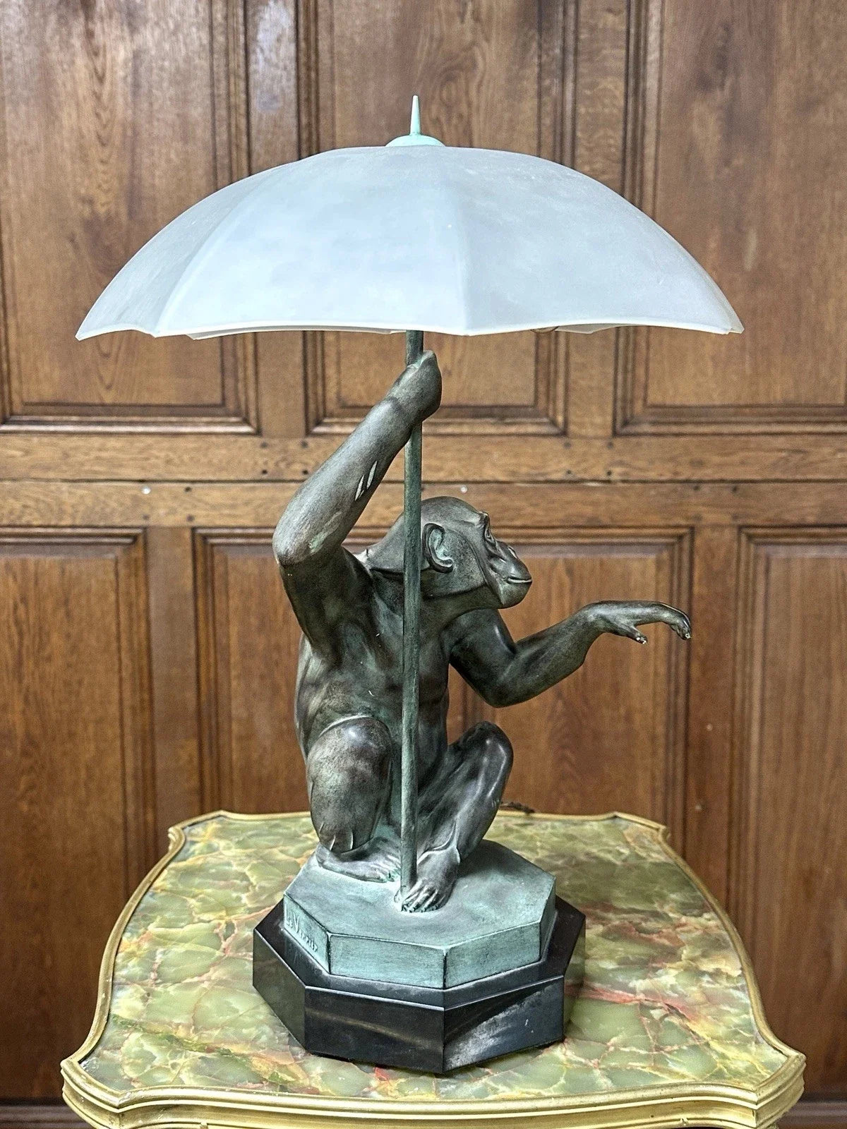 Max Le Verrier, "La pluie", Lampe singe en régule à patine verte Epoque Art Déco