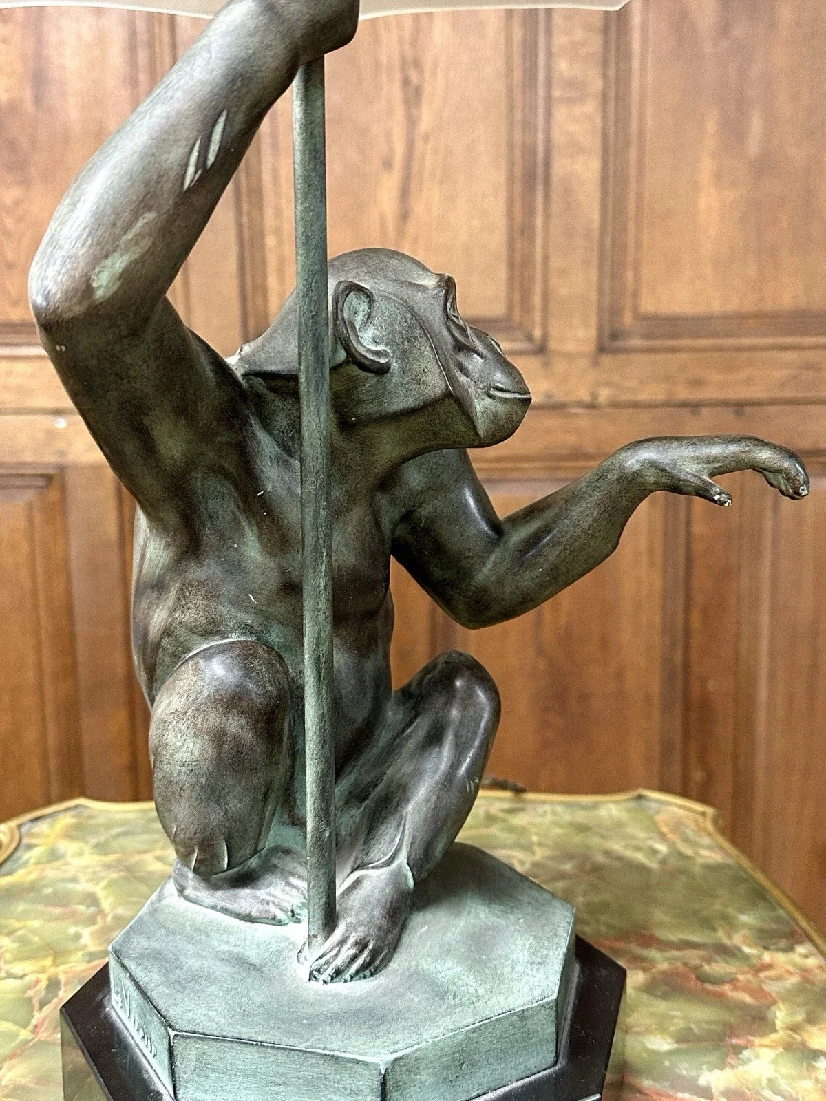 Max Le Verrier, "La pluie", Lampe singe en régule à patine verte Epoque Art Déco