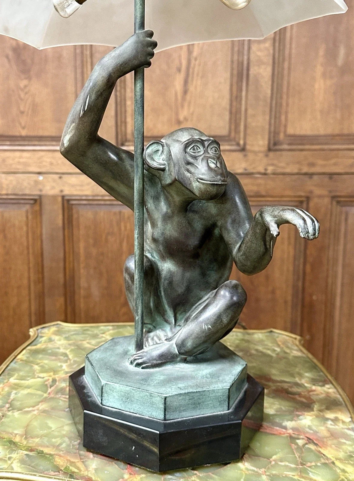 Max Le Verrier, "La pluie", Lampe singe en régule à patine verte Epoque Art Déco