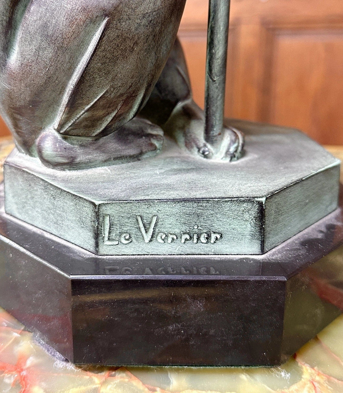 Max Le Verrier, "La pluie", Lampe singe en régule à patine verte Epoque Art Déco