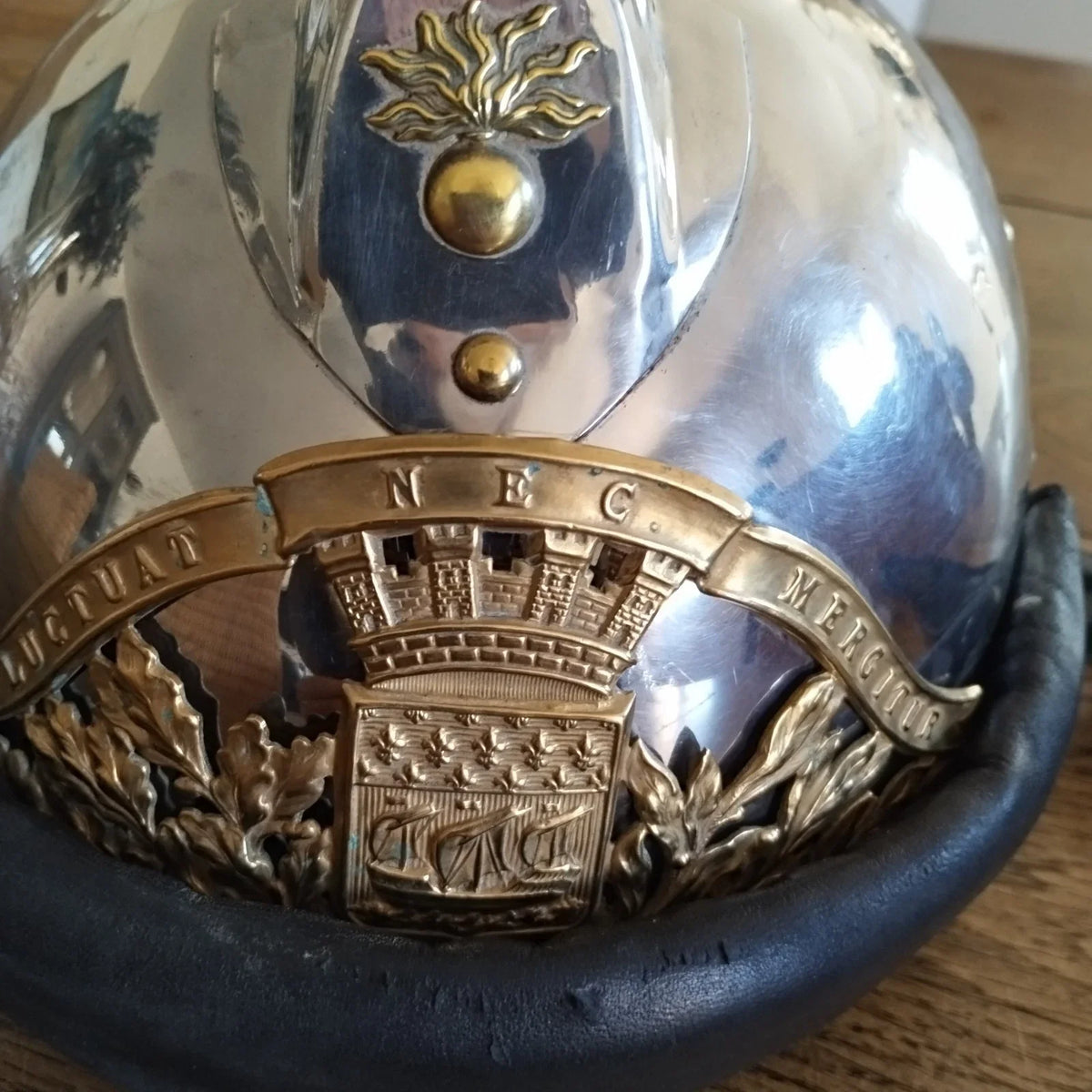 Ancien et rare casque de sapeur pompier motocycliste de la ville de Paris - années 1950