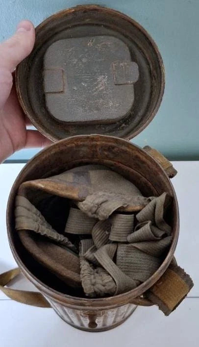 Trés beau masque à gaz allemand camouflé 3 tons ww2