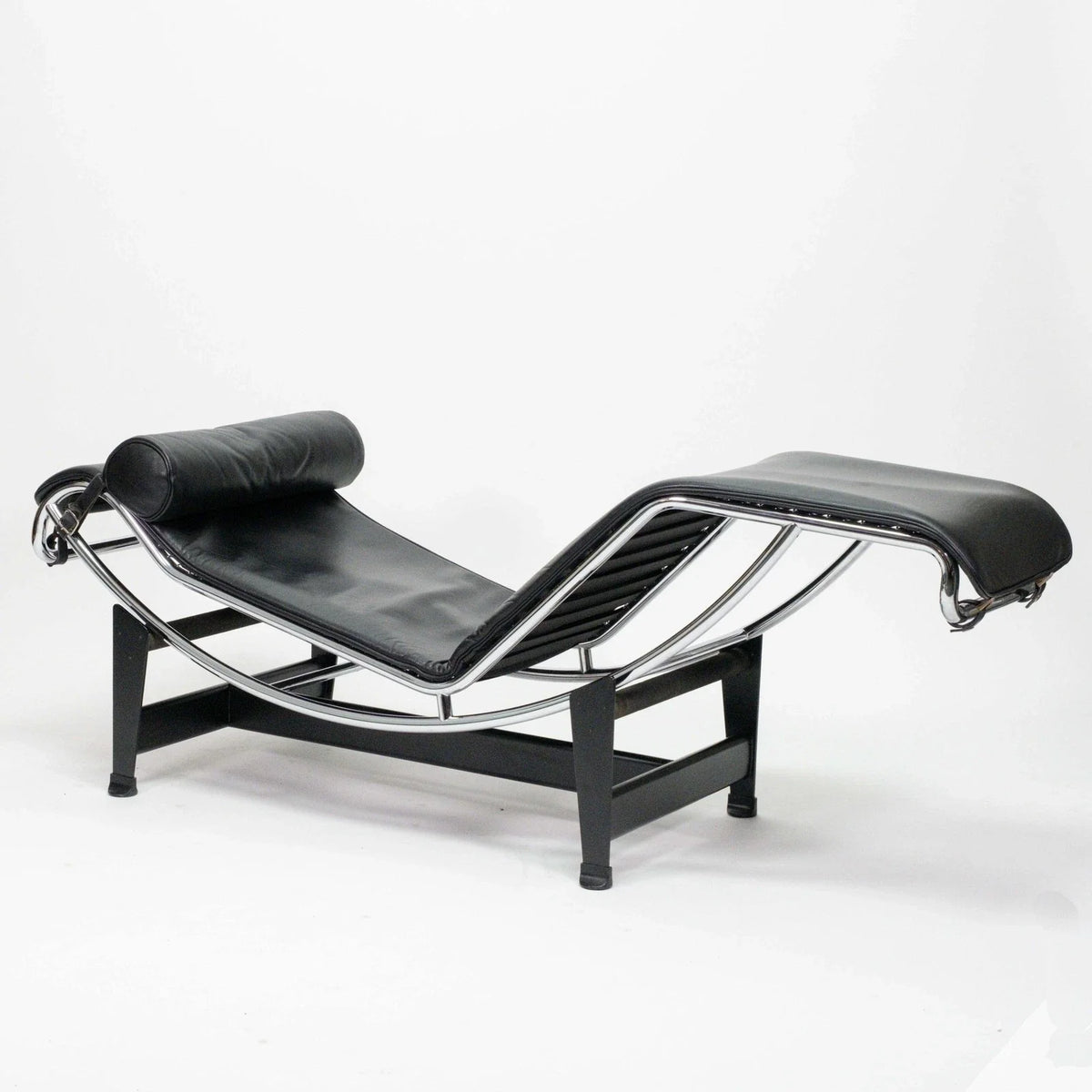 Original Cassina LC4 chaise longue cuir design classique chrome Bauhaus Le Corbusier top