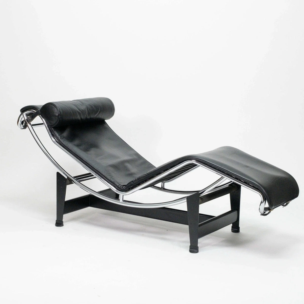 Original Cassina LC4 chaise longue cuir design classique chrome Bauhaus Le Corbusier top