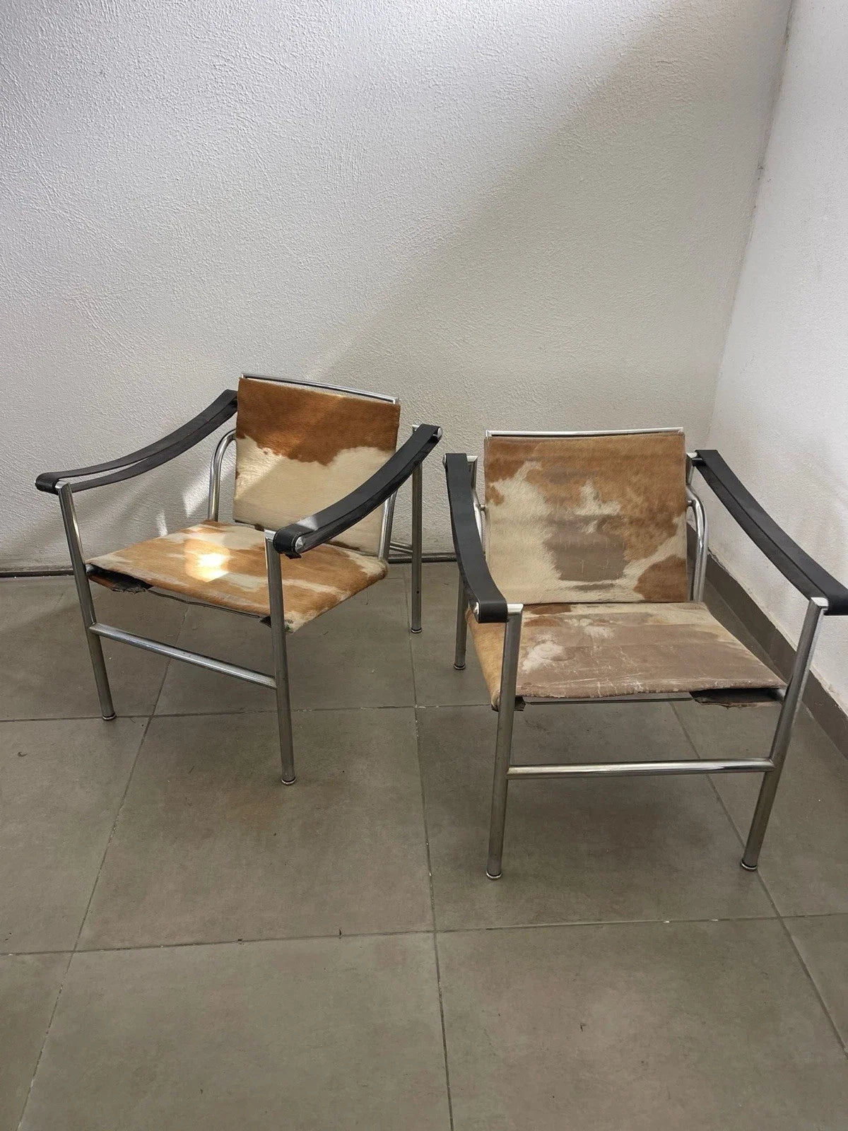 Paire de Cassina Cavallino en acier bruni signées LC1 Le Corbusier, milieu du XXe siècle