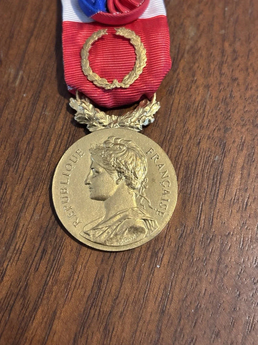 BELLE MEDAILLE DU TRAVAIL EN OR 18 CARATS + DE 17 GRAMMES
