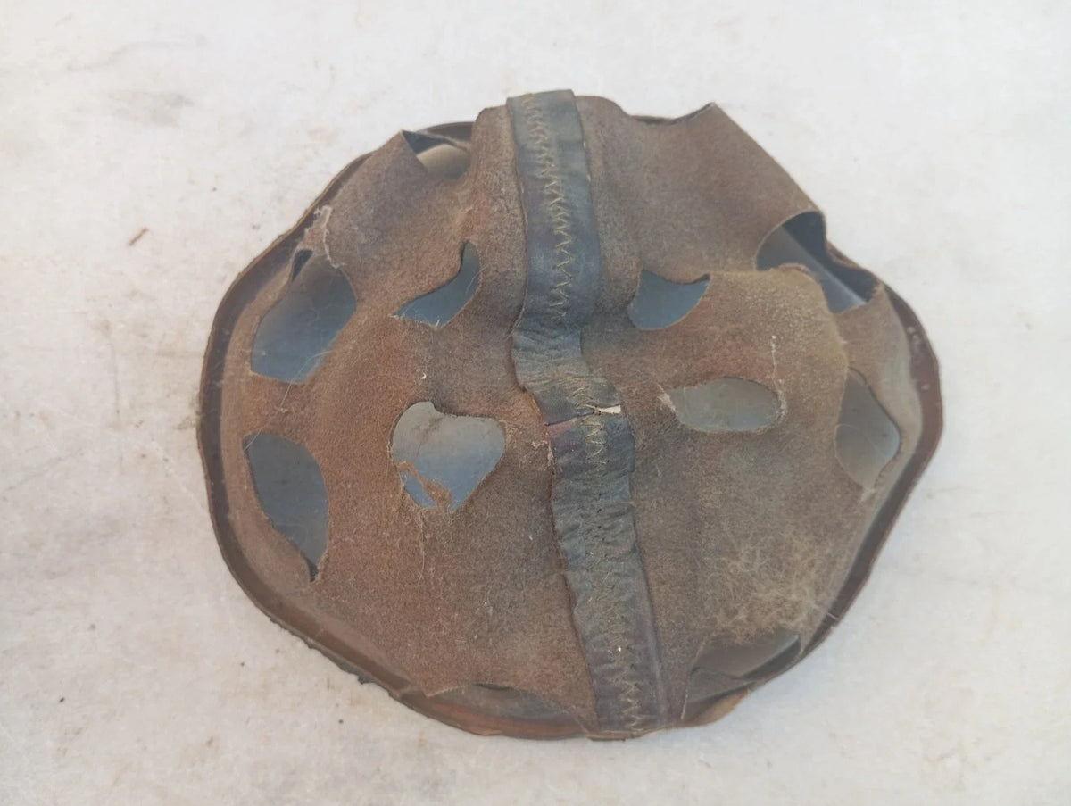 WW2 RORIGINAL CASQUE DE PARACHUTISTE ALLEMAND AYANT PRIS DEUX BALLES