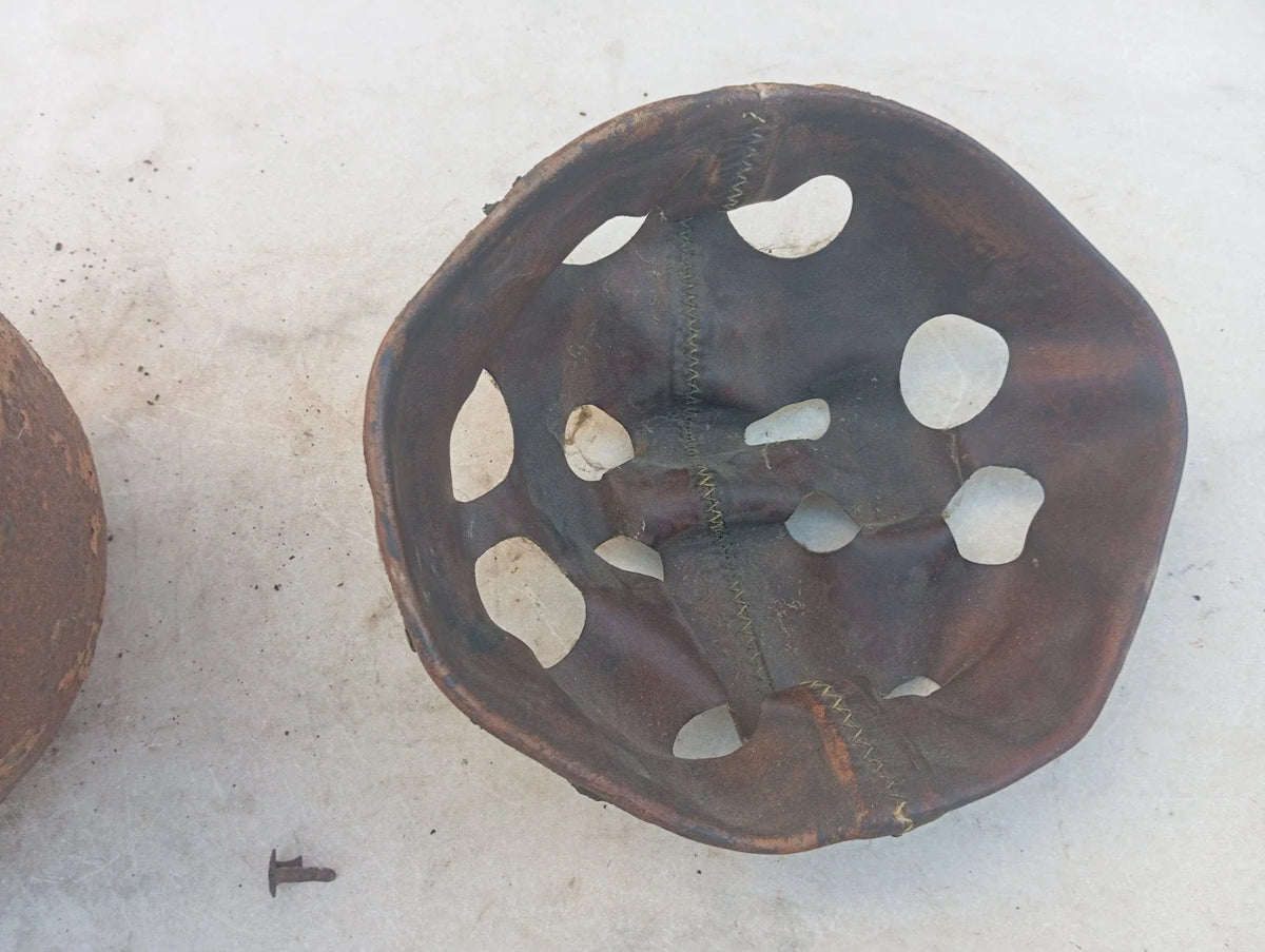 WW2 RORIGINAL CASQUE DE PARACHUTISTE ALLEMAND AYANT PRIS DEUX BALLES