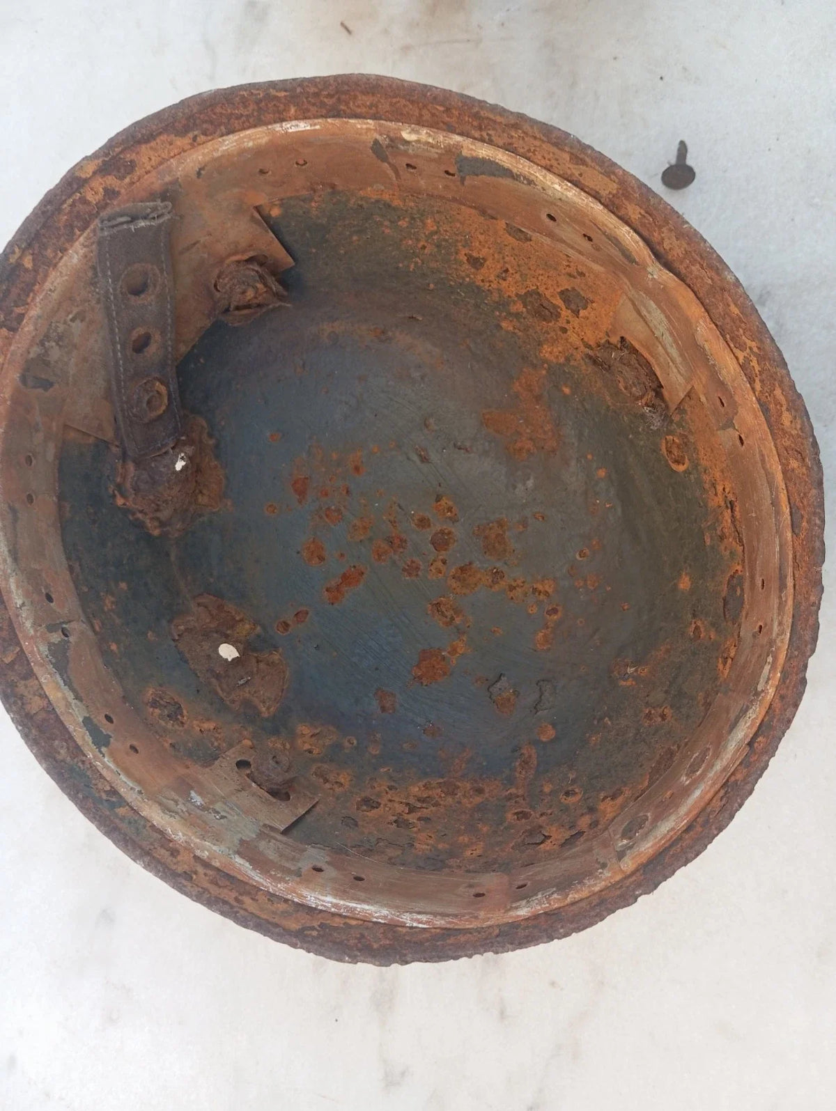 WW2 RORIGINAL CASQUE DE PARACHUTISTE ALLEMAND AYANT PRIS DEUX BALLES