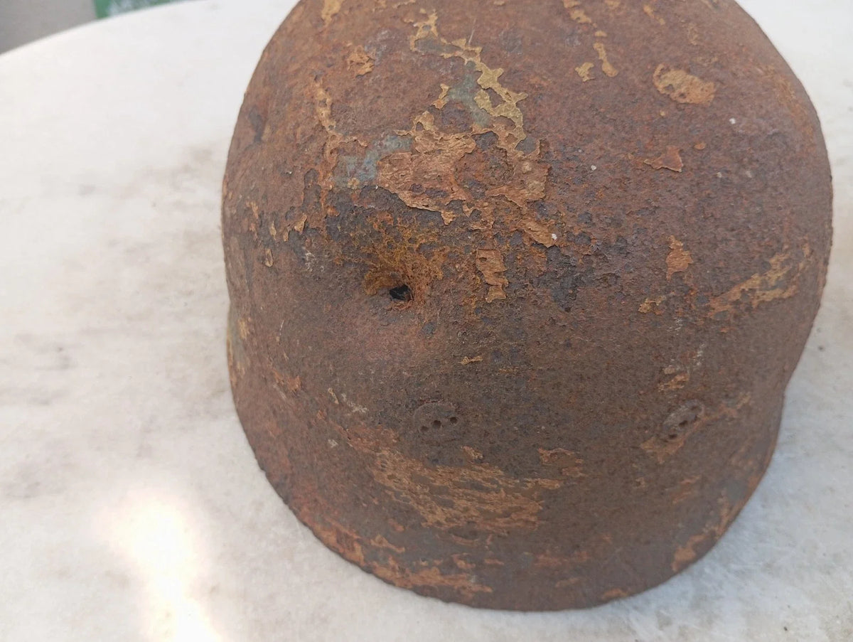 WW2 RORIGINAL CASQUE DE PARACHUTISTE ALLEMAND AYANT PRIS DEUX BALLES