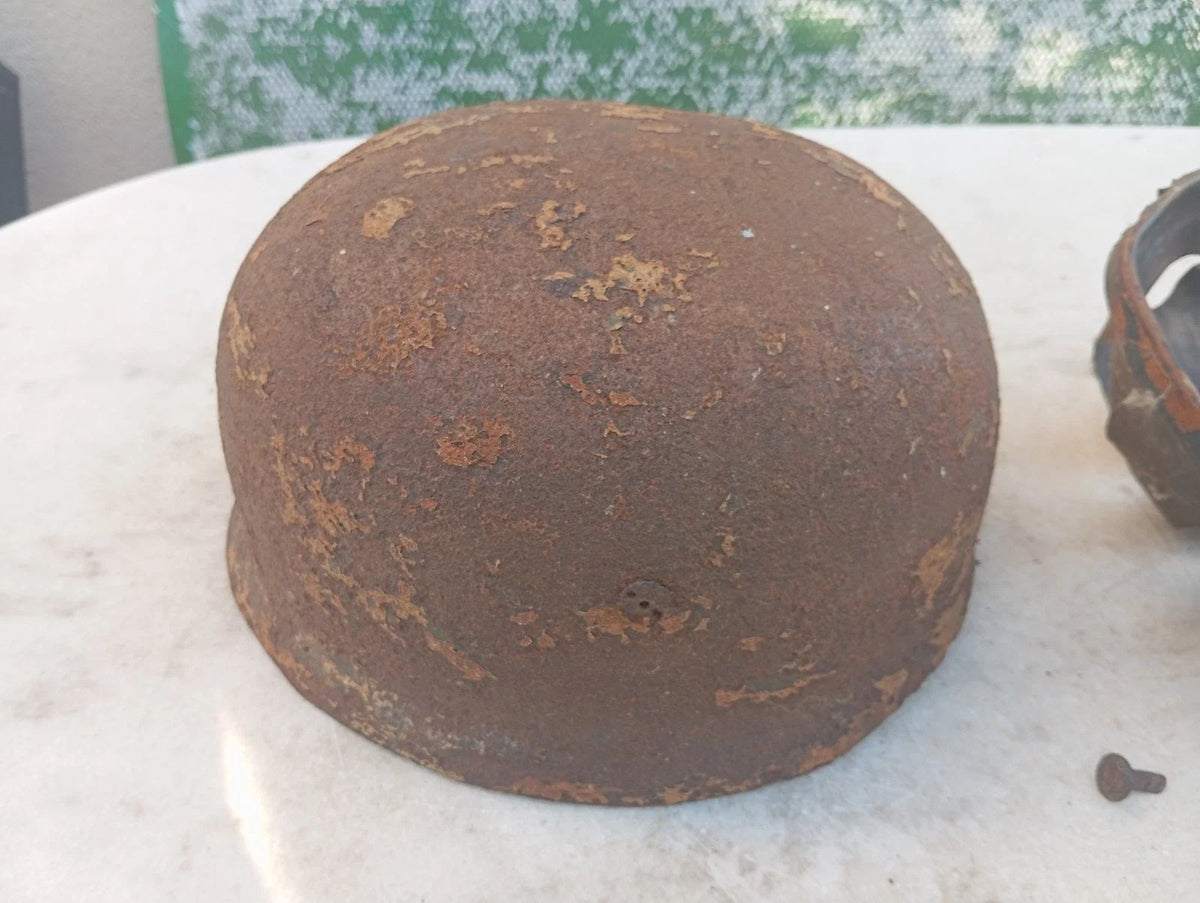 WW2 RORIGINAL CASQUE DE PARACHUTISTE ALLEMAND AYANT PRIS DEUX BALLES