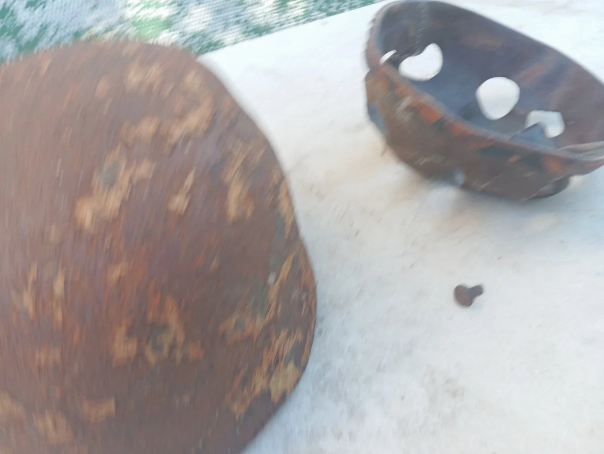 WW2 RORIGINAL CASQUE DE PARACHUTISTE ALLEMAND AYANT PRIS DEUX BALLES