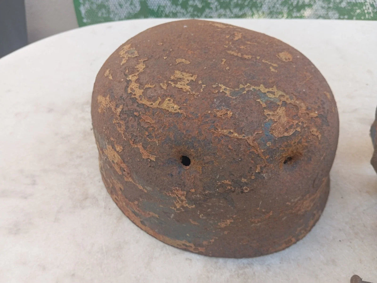 WW2 RORIGINAL CASQUE DE PARACHUTISTE ALLEMAND AYANT PRIS DEUX BALLES