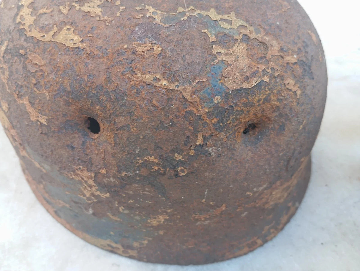 WW2 RORIGINAL CASQUE DE PARACHUTISTE ALLEMAND AYANT PRIS DEUX BALLES
