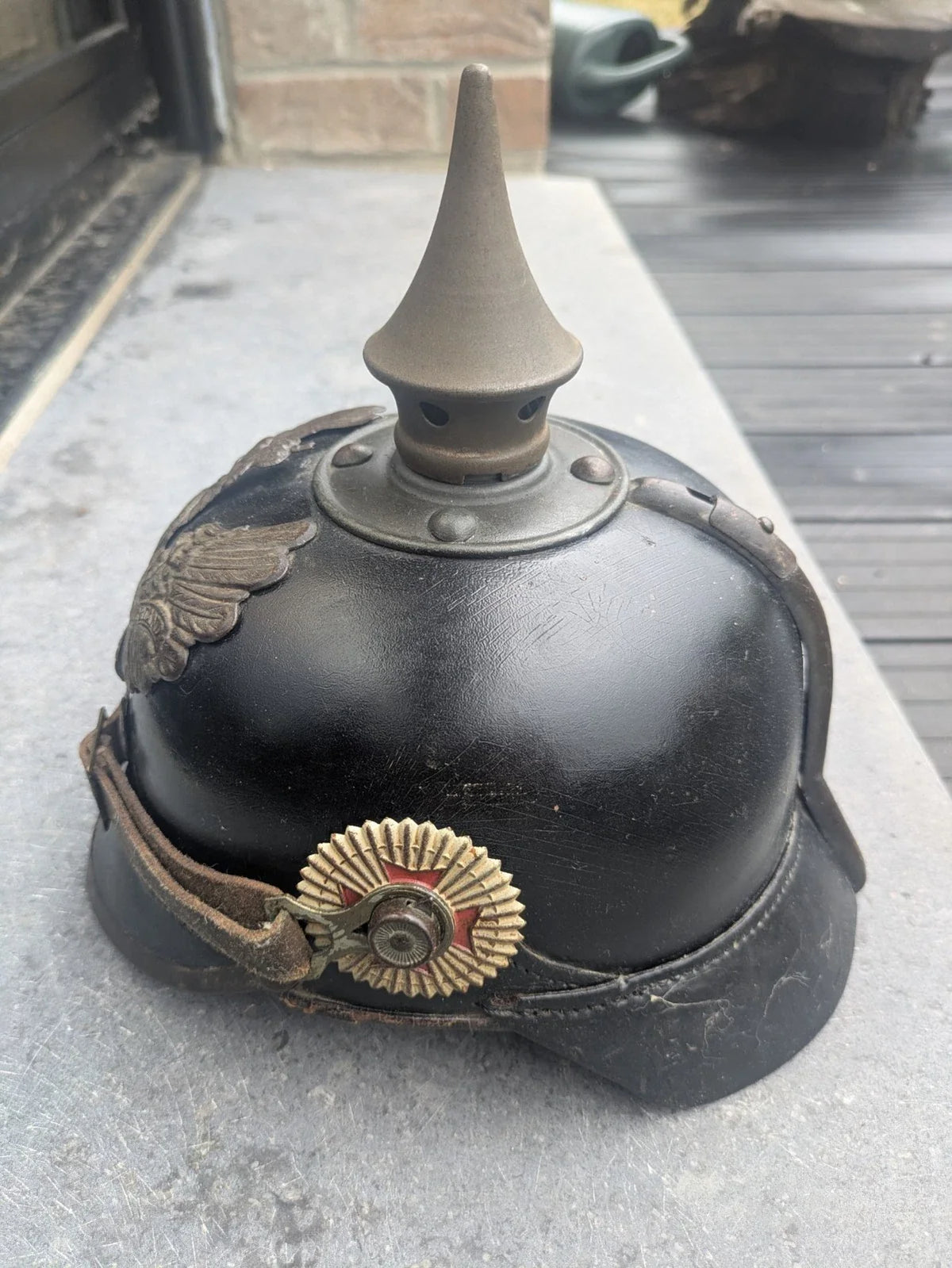 Authentique Casque à pointe Pickelhaube allemand 1914-1918 stahlhelm cocardes jugulaire ww1