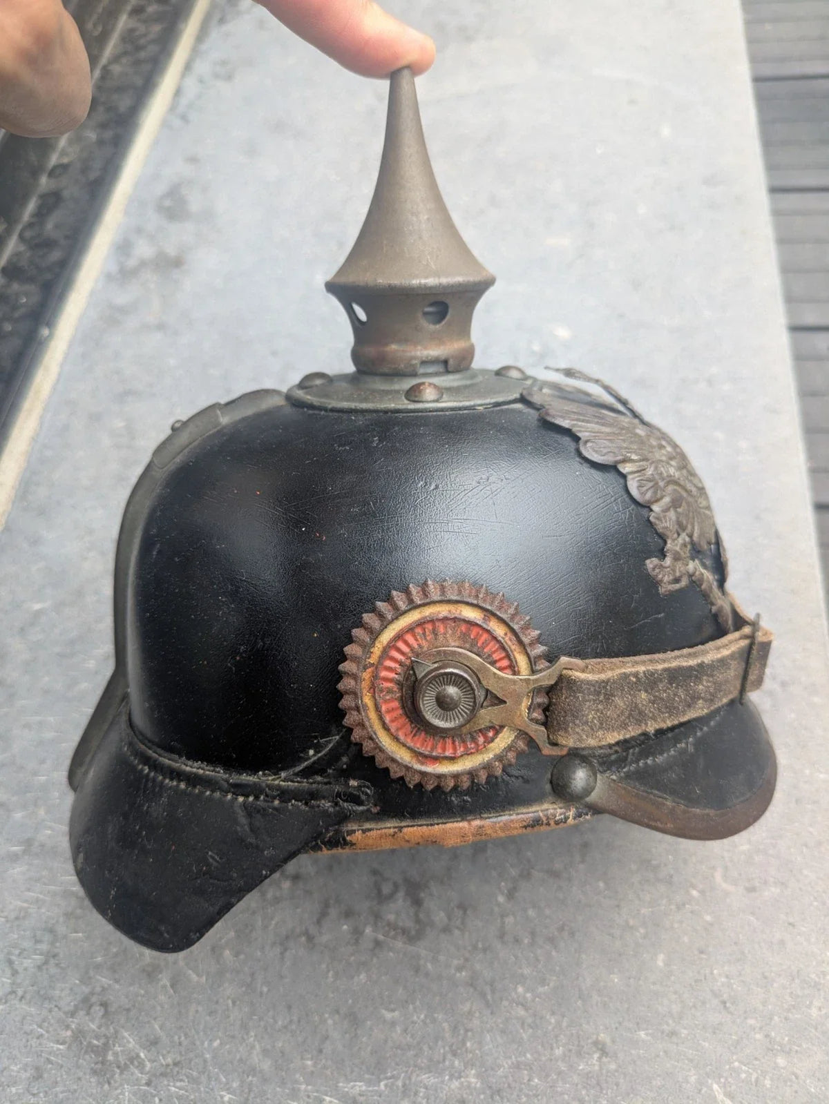 Authentique Casque à pointe Pickelhaube allemand 1914-1918 stahlhelm cocardes jugulaire ww1