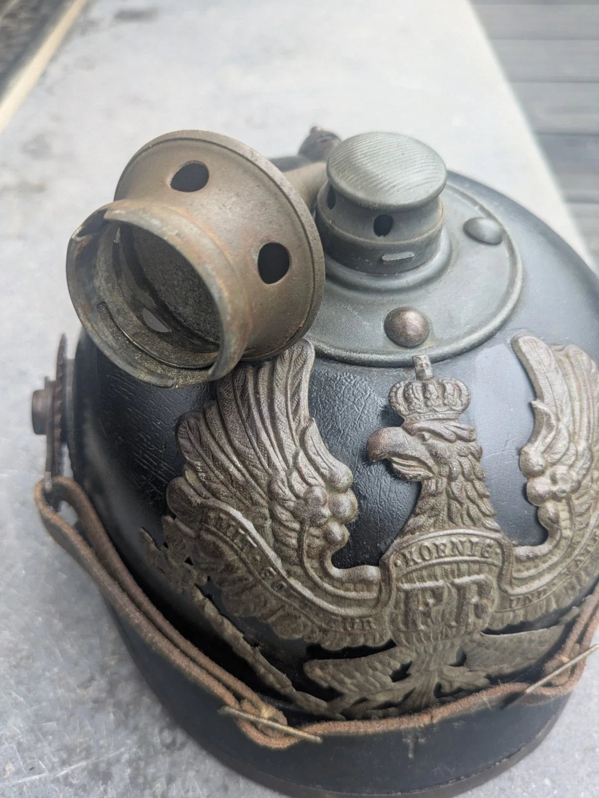 Authentique Casque à pointe Pickelhaube allemand 1914-1918 stahlhelm cocardes jugulaire ww1