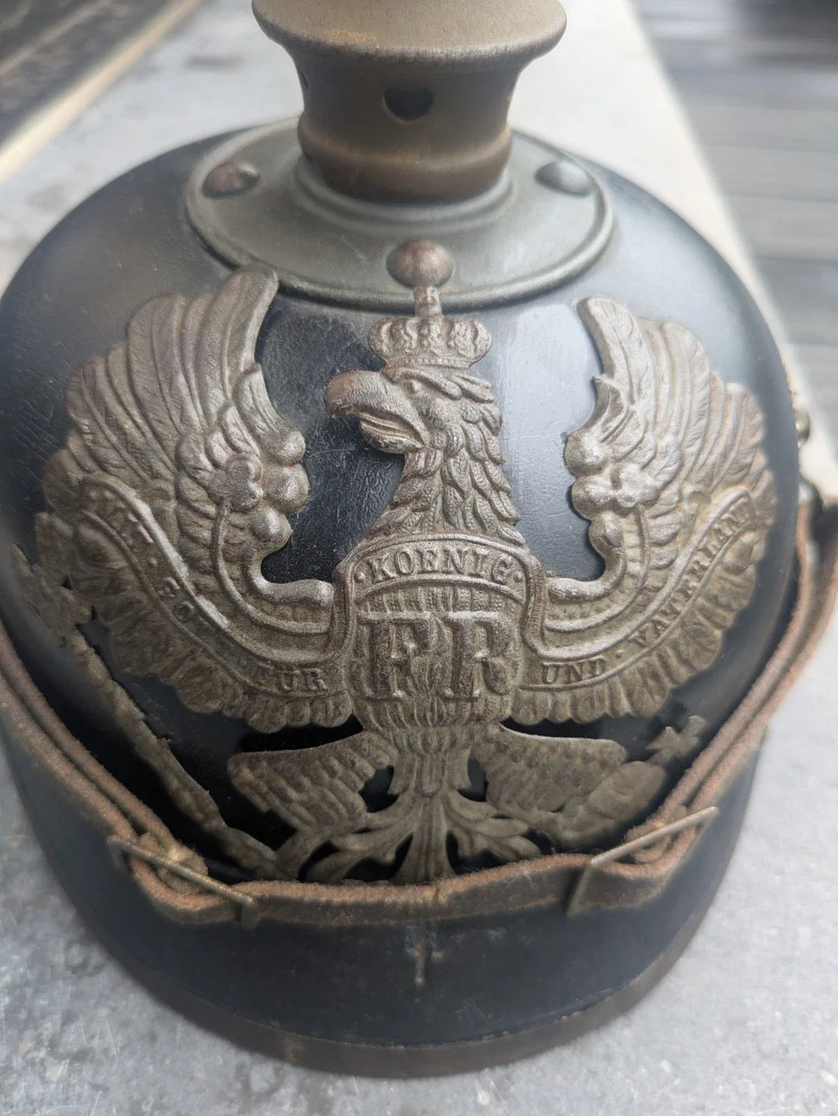 Authentique Casque à pointe Pickelhaube allemand 1914-1918 stahlhelm cocardes jugulaire ww1