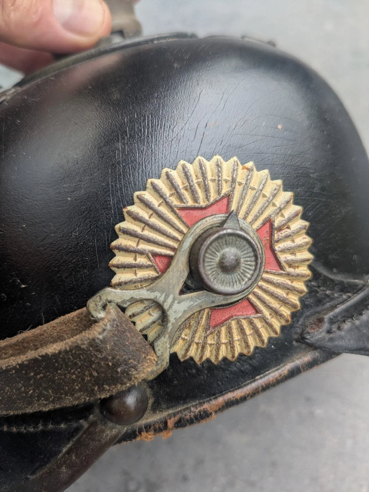Authentique Casque à pointe Pickelhaube allemand 1914-1918 stahlhelm cocardes jugulaire ww1