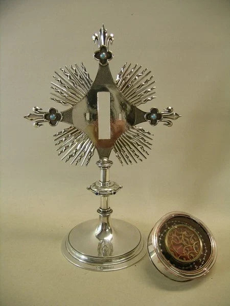 Ostensoir ancien contenant une relique de la Vraie Croix, Jésus et les douze apôtres
