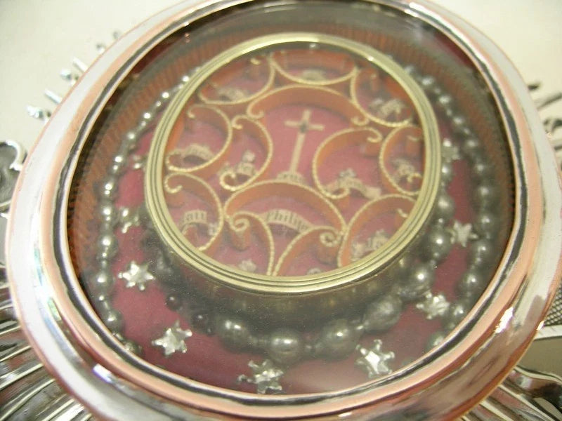 Ostensoir ancien contenant une relique de la Vraie Croix, Jésus et les douze apôtres
