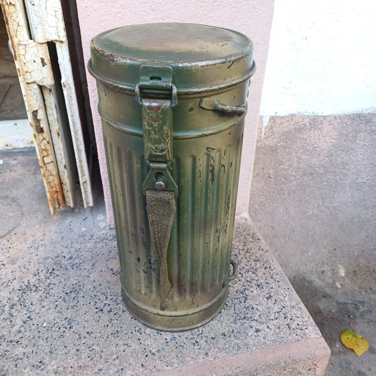 Boite masque gaz Allemand ancien camouflage numéro et attribuée ww2