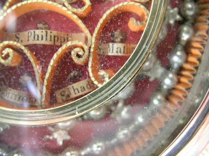 Ostensoir ancien contenant une relique de la Vraie Croix, Jésus et les douze apôtres