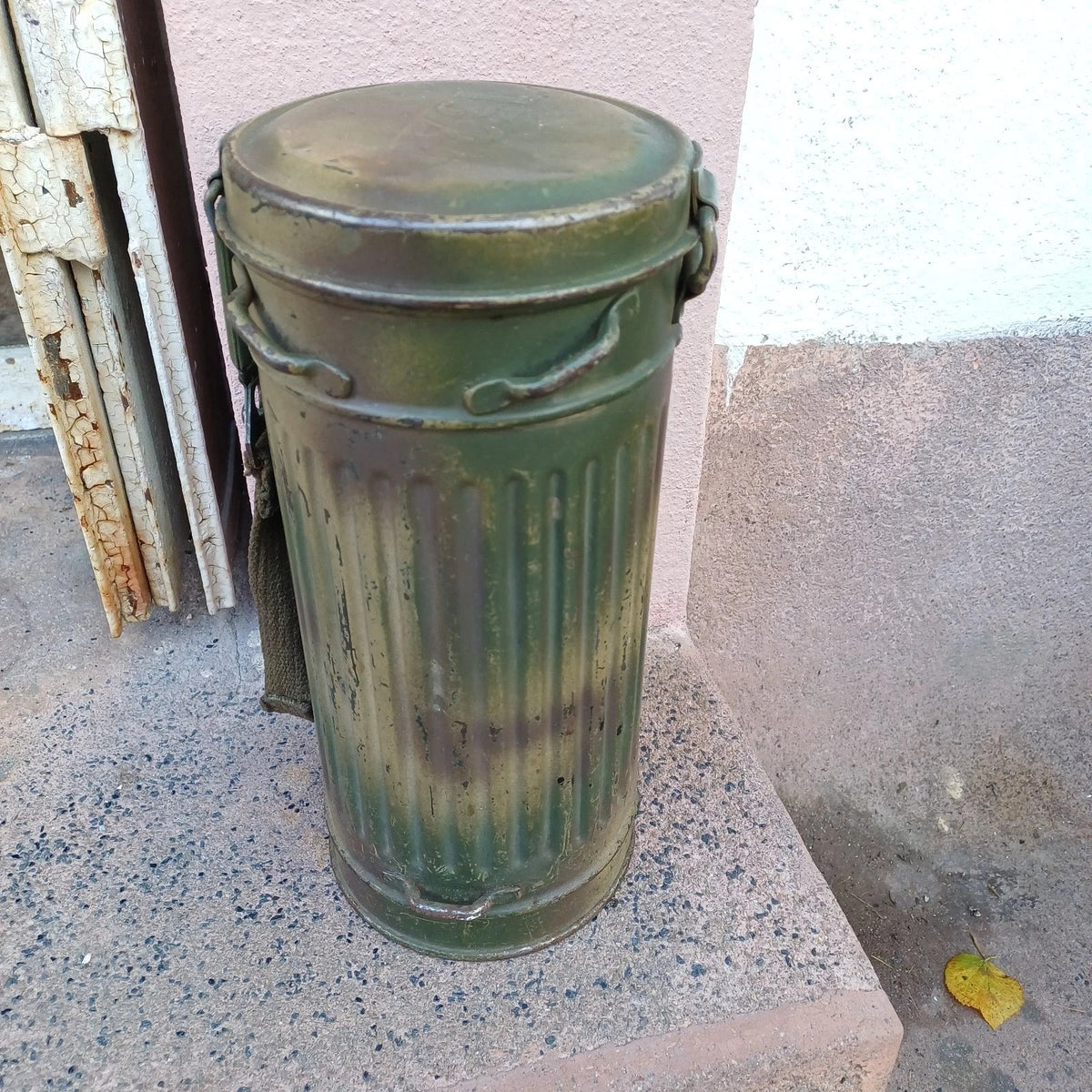 Boite masque gaz Allemand ancien camouflage numéro et attribuée ww2