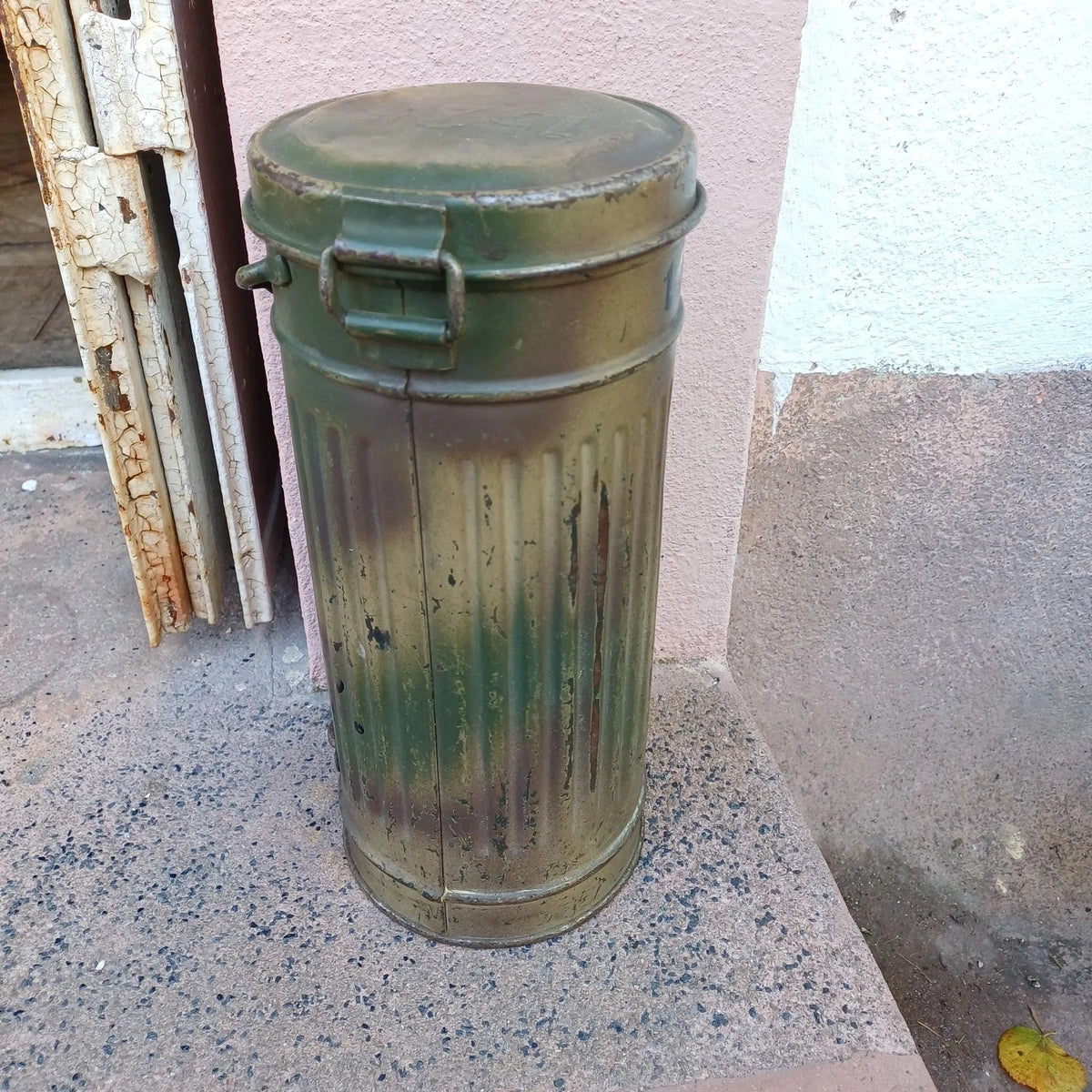 Boite masque gaz Allemand ancien camouflage numéro et attribuée ww2